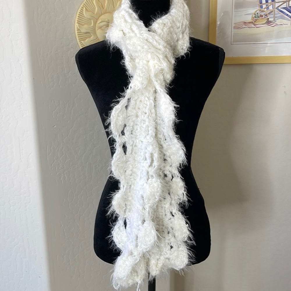 New Handmade Candy Did It! Fuzzy & Super Soft White And Cream Wavy Knit Scarf